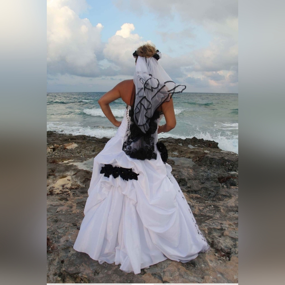 Stunning White and Black Wedding Dress 😍